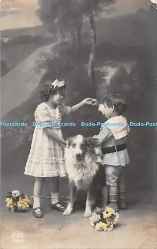 R396673 Junge und Mädchen mit Hund R und K L Serie Künstlerische Karten 1915