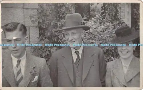 R398797 Junge mit kurzen Haaren und Anzug Mann und Frau mit Hut und Anzug