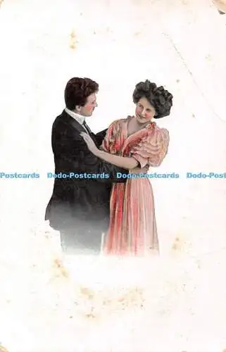 R396753 Ein Mann im Anzug und eine Frau im rosa Kleid Postkarte