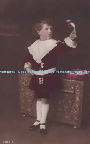 R397497 Junge in schwarz-weißer Kleidung A 1259 4 Drehfoto RP