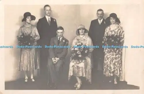 R403785 Hochzeit Drei Frauen in Hüten und Herren in Anzügen 1931