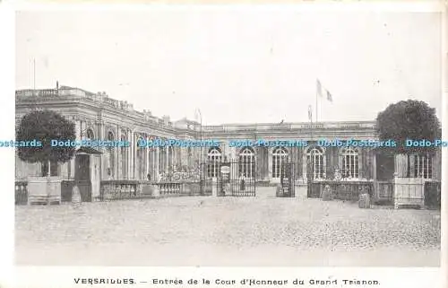 R398406 Versailles Entree de la Cour d Honneur du Grand Trianon Carte Postale