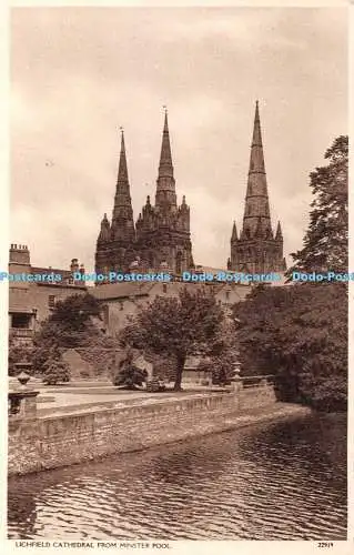 R405678 Lichfield Kathedrale aus Münster Pool Postkarte