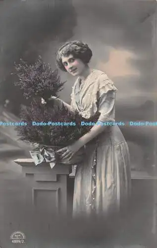 R405871 Frau mit dunklen kurzen Haaren und hellem Kleid R und K L 1912