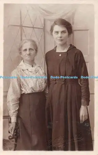 R406019 Frauen E O Reynolds alte Fotopostkarte