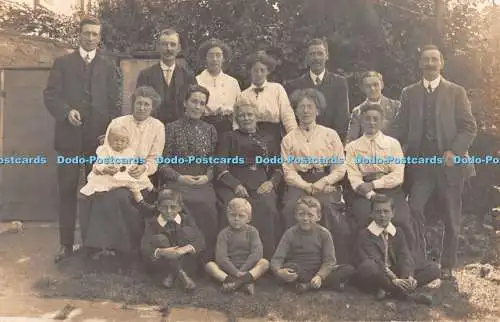 R404485 Gruppe von Menschen alte Fotografie Postkarte