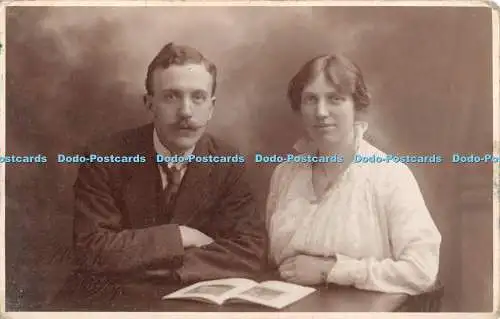 R404486 Frau und Mann Ses Brown Otley alte Fotografie Postkarte