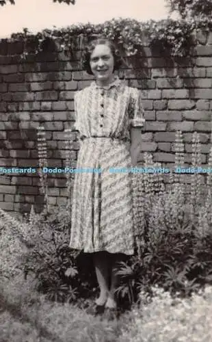 R406281 Frau Blumen alte Fotografie Postkarte