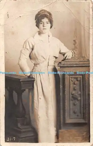 R407489 31 7 Frau alte Fotopostkarte