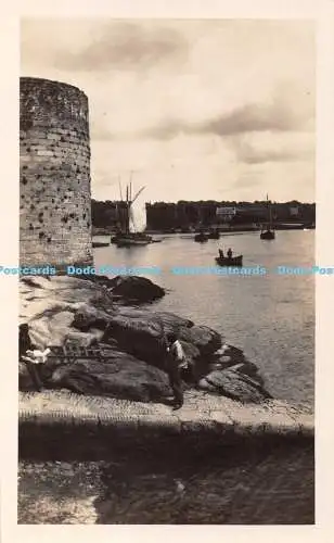 R407512 Unbekannter Fluss Burg Boote Postkarte