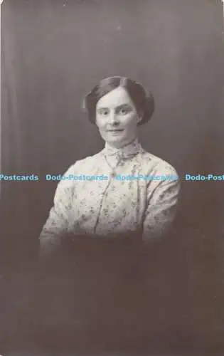 R407585 Frau mit Blumenbluse Postkarte