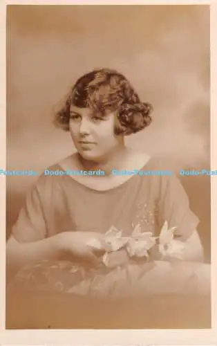 R407952 Frau mit kurzen Haaren und Blumen in den Händen Wreathall und Wright 1925