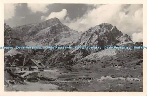 R410484 Postarska koca na Vrsicu v ozadju Mojstrovka