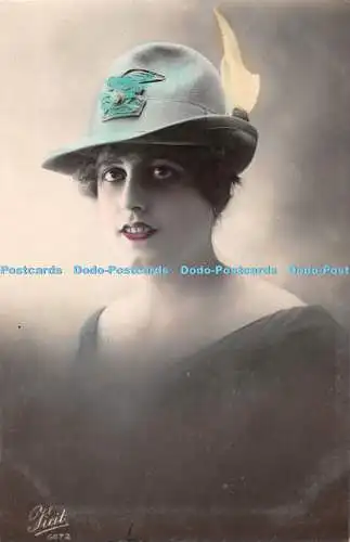 R408620 Frau mit Hut und rosa Lippenstift Postkarte