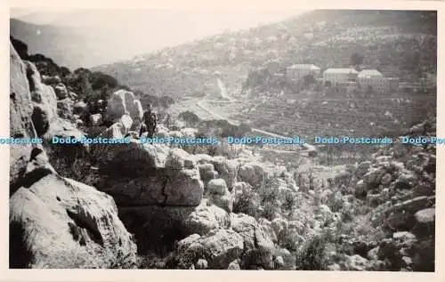 R410809 Blick auf das Tal direkt unterhalb des St Andrews Mountain House Dour Ol