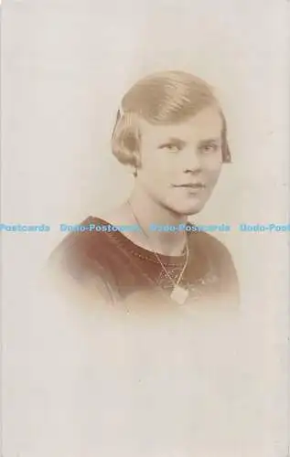 R408976 Frau mit kurzen Haaren und dunkler Kleidung 1926