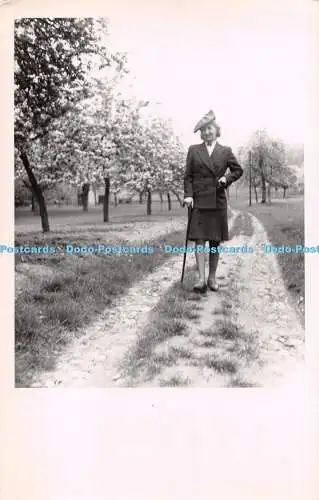 R408978 Frau mit Hut und dunkler Kleidung zu Fuß im Park Leonar 1902