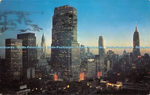 R412740 Die Nacht bricht auf Midtown Manhattan ein und zeigt RCA Building Chrysler Building
