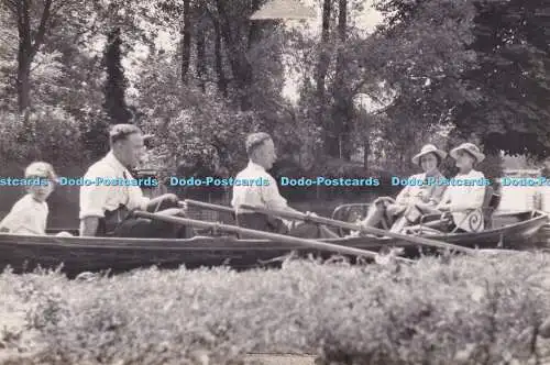 R409418 Drei Männer und zwei Frauen im Boot Kodak