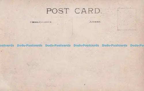 R409436 Frau mit Hut und Mantel Mann mit Hut und heller Kleidung Drei Kinder
