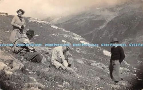 R409714 Baum Männer und eine Frau ruhen in den Bergen Postkarte 1938