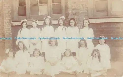 R417012 Photographie mit Mädchen in heller Kleidung 1920