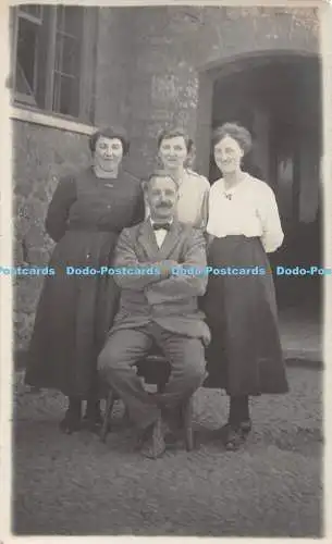 R419428 Alte Fotopostkarte Frauen und Mann