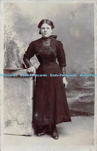 R420668 Eine junge Frau im schwarzen Kleid Postkarte