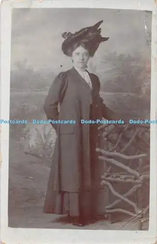 R420813 Eine Frau im schwarzen Kleid und großem Hut E und F Baldwin 1911