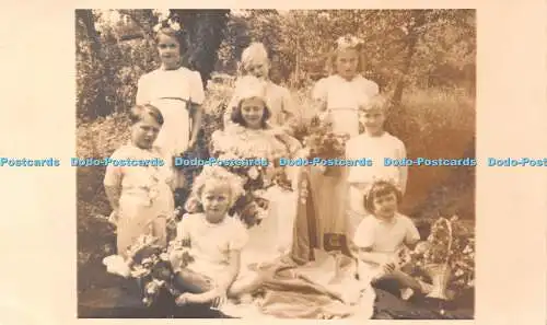R423043 Acht Kinder in weißen Kleidern stehen auf der Wiese Postkarte