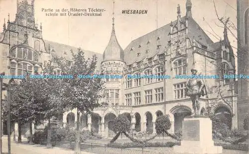 R423655 Wiesbaden Partie an der Hohen Tochter Schule mit Oranier Denkmal Heinr