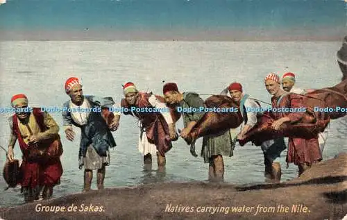 R421981 Groupe de Sakas Eingeborene tragen Wasser aus dem Nil Die Kairo Postkarte