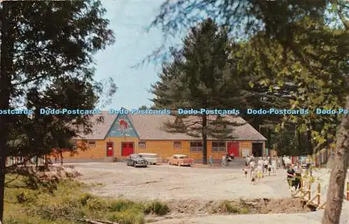 R427519 K 57 Eingang und Parkplatz Santas Village Muskoka Canada Thatchers St