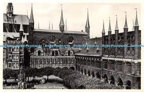 R429585 Lübeck Marktplatz mit Rathaus Chr Schoning Nr 2056