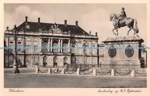 R426724 Kobenhavn Amalienborg og Fr V Rytterstatue J Chr Olsens