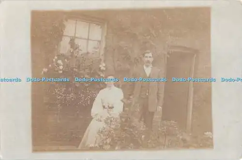 R428212 Frau und Mann Die Vorderseite des Hauses Alte Fotografie Postkarte