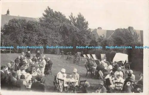 R428506 Menschen sitzen im Garten Postkarte
