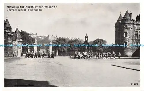 R428734 Edinburgh Wachablösung am Place of Holyroodhouse C Richter