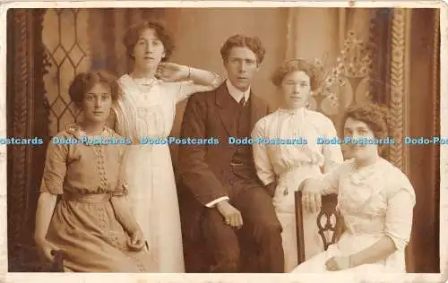 R429063 Frauen und Mann alte Fotografie Postkarte W Kelf Gt Yarmouth
