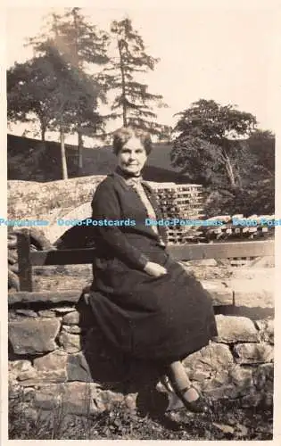 R432131 Eine Frau sitzt an der Flussbrücke T I C