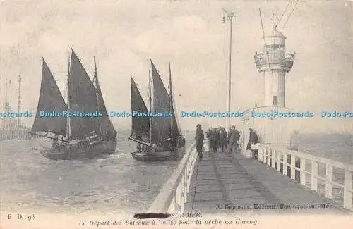 R441875 Boulogne sur Mer Le Depart des Bateaux a Voiles pour la peche au Hareng