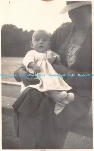 R443826 Frau und Kind alte Fotopostkarte