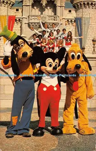 R444949 Goofy Mickley und Pluto posieren mit einem der vielen Disney Entertainment G