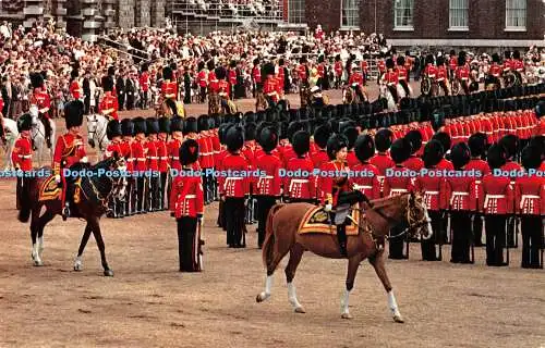 R459623 3L39 H M Queen Elizabeth at the Trooping the Colour Ceremony London Hind