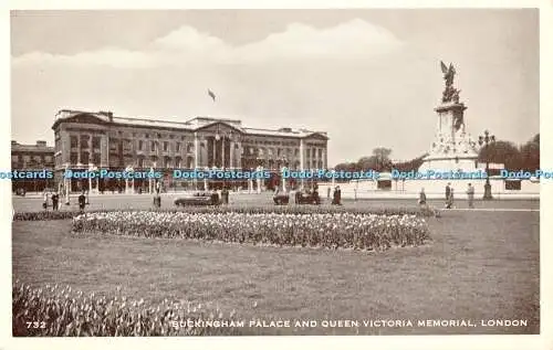 R459818 732 Buckingham Palace and Queen Victoria Memorial London