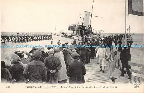 R460957 Trouville sur Mer les Jetees a maree haute Entree d un Yacht ND Phot Neu
