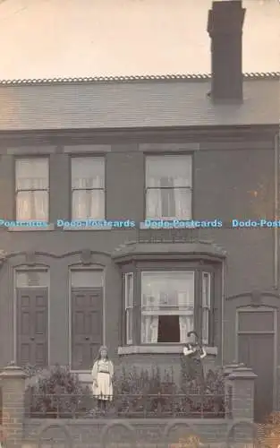 R464152 Unbekannter Ort Haus Frau und Mädchen Hund alte Fotografie Postkarte