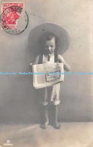 R468519 Junge mit großem Hut und Zeitung Rotophot 1912