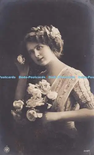 R477735 Frau mit Blumen in den Händen und Haaren N P G 1913