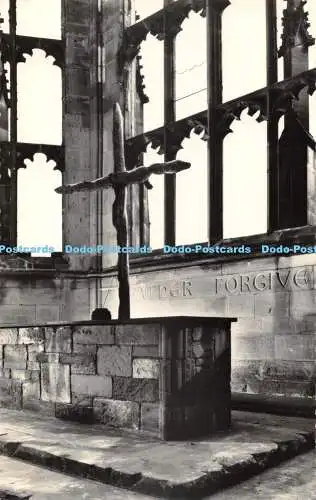 R475546 Coventry Cathedral Der Altar aus Steinen der Ruinen Verkohltes Kreuz